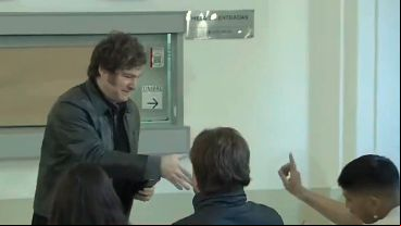 "Yo no". El joven le aclaró a Milei que no era santo de su devoción.