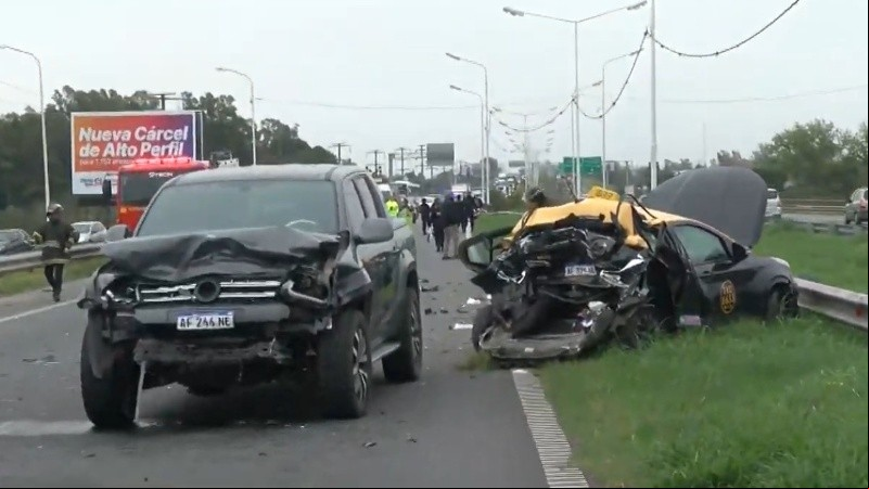Así quedaron la camioneta y el taxi que protagonizaron el choque con un herido y un muerto.