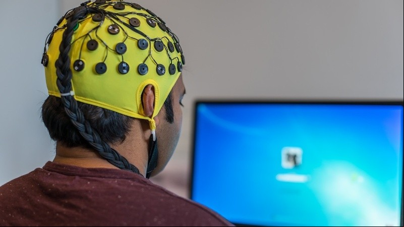 El BEOS utiliza electroencefalografía para detectar patrones de actividad cerebral.
