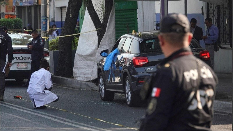 Peritos forenses trabajan este martes en la zona donde fueron asesinados los asesores de la Jefa de Gobierno Clara Brugada.