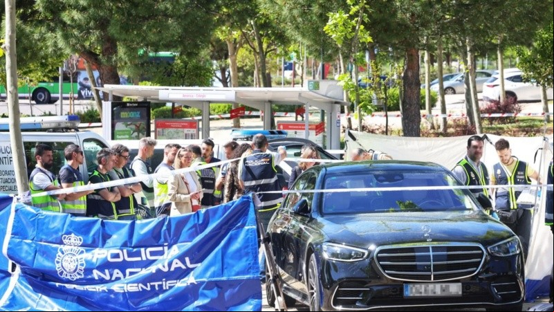 La víctima fue acribillada tras dejar a sus hijas en un colegio exclusivo de los suburbios de Madrid.,