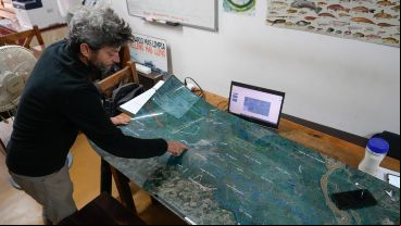 Lisandro Arelovich es antropólogo y se dedica a estudiar a los pescadores del Delta.