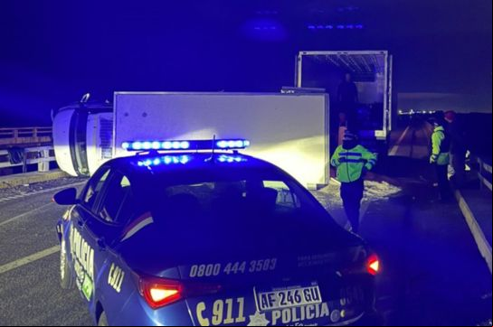 Volcó un camión en la autopista y eso complicó el regreso de los hinchas de Newell