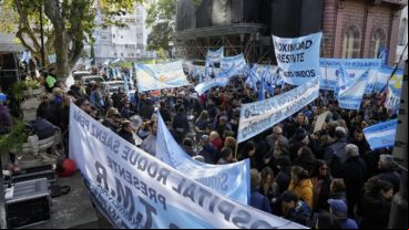 "No es aumento, es recuperar salario", reclamaron los trabajadores en la plaza.