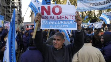 "No es aumento, es recuperar salario", reclamaron los trabajadores en la plaza.