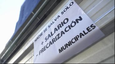 "No es aumento, es recuperar salario", reclamaron los trabajadores en la plaza.