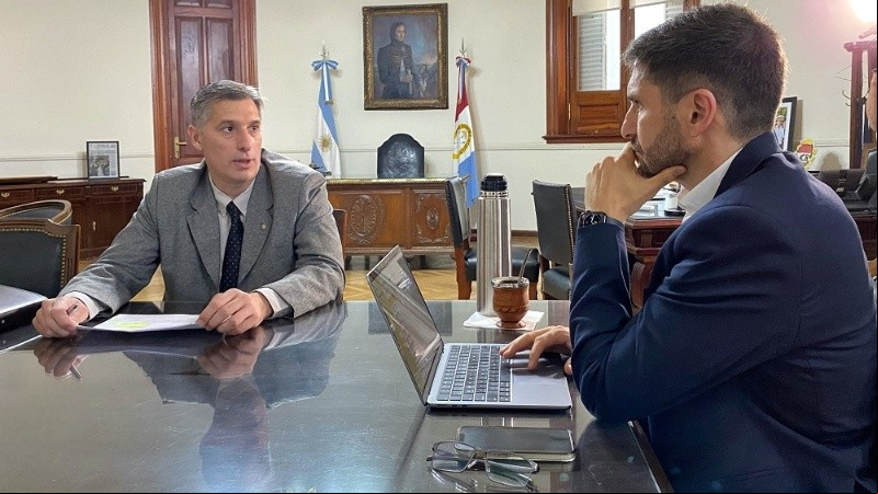 El ministro de Economía de la provincia, Pablo Olivares, y el gobernador Maximiliano Pullaro.