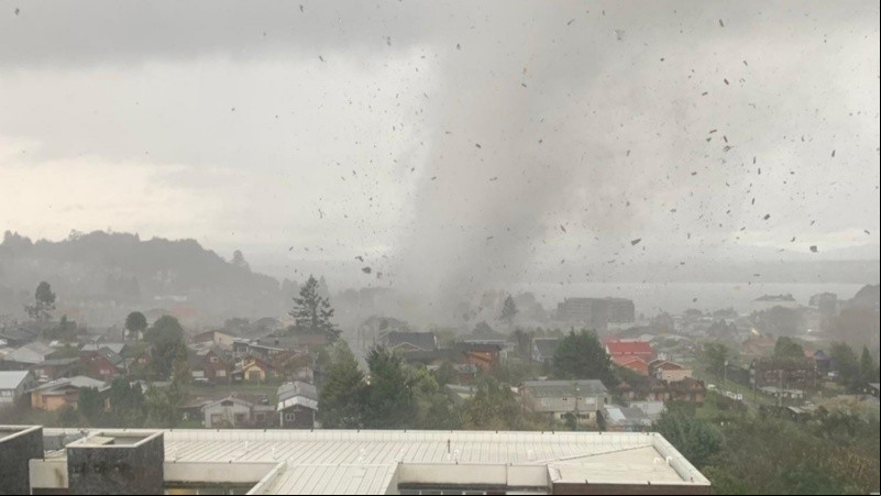 Emitieron una alerta por posible formación de nuevos tornados o trombas marinas.