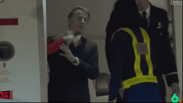 El momento en el que Macron recibe la cachetada.