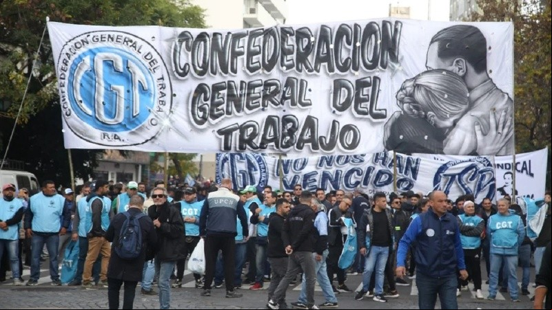 La CGT presentó un amparo en la Justicia para frenar el decreto que limita el derecho a huelga.