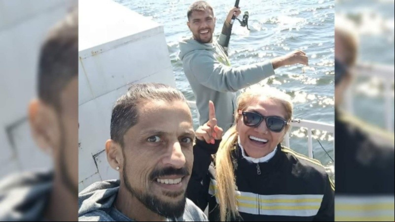 El cantante se despidió de la pareja de su mamá en redes sociales