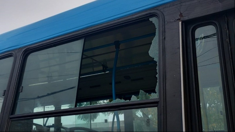 El piedrazo rompió una ventana lateral del colectivo.