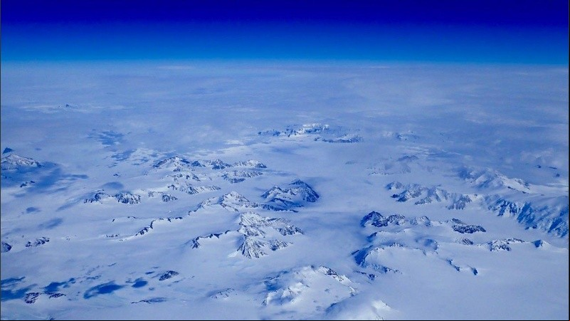 La capa de hielo que cubre la Antártida es la mayor masa de hielo de la Tierra.