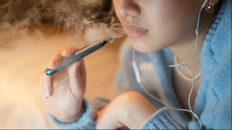 Pediatras advierten sobre el creciente uso de cigarrillos electrónicos entre adolescentes y sus riesgos para la salud.