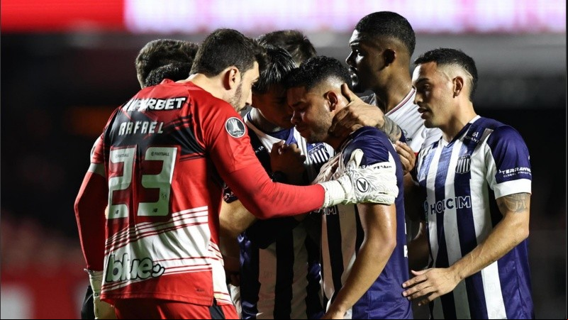 Navarro quebró en llanto dentro de la cancha.