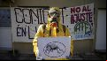 Protesta de trabajadores del Conicet en defensa de la ciencia, con alusión a El Eternauta