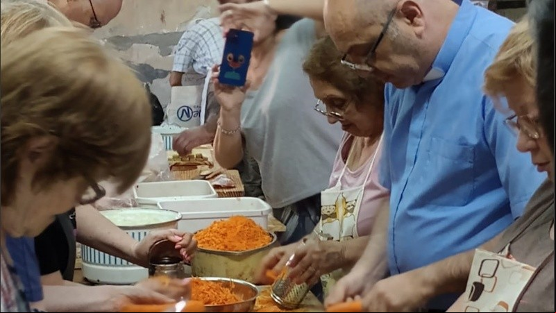 Entre los 700 a mil voluntarios que hay en Rosario, entregan por mes unos 20 mil bolsones de mercaderías que contienen entre 7 u 8 artículos.