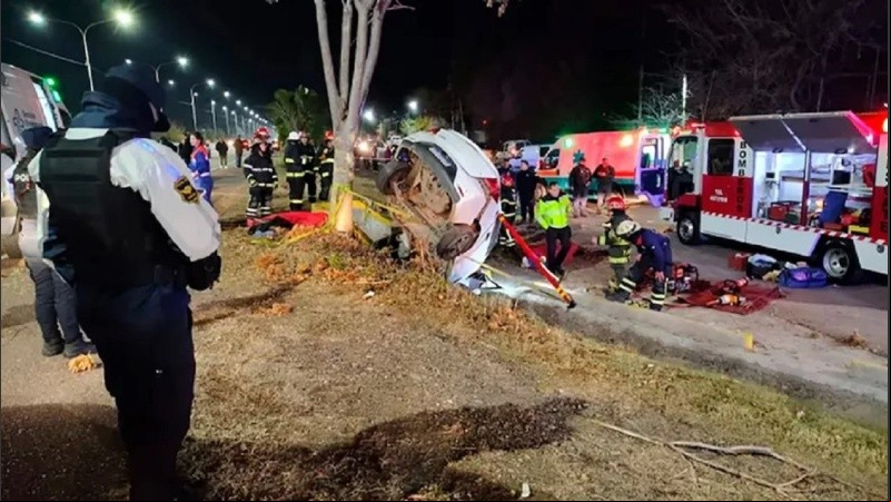 El Chevrolet Prisma quedó incrustado en un canal de riego y dos de sus ocupantes fallecieron.