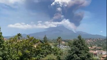 El volcán italiano Etna entró nuevamente en erupción.