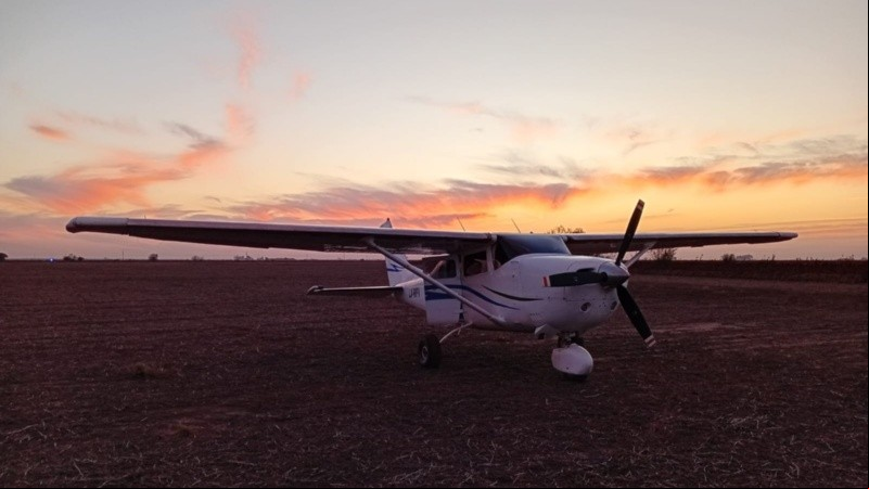 Avioneta abandonada en zona rural.