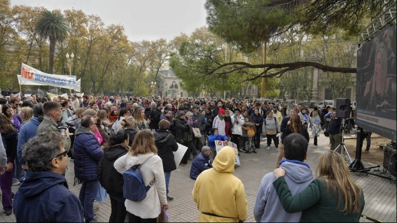 El acto en la plaza San Martín. En Buenos Aires, el Congreso debatía la ley de emergencia.