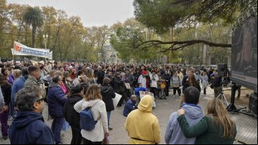 El acto en la plaza San Martín. En Buenos Aires, el Congreso debatía la ley de emergencia.