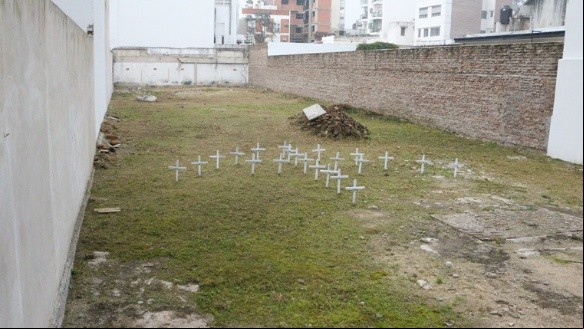 Así se encuentra el terreno de Salta 2141. Son 22 las cruces que recuerdan a las víctimas en ese lugar. Así se encuentra el terreno de Salta 2141. Son 22 las cruces que recuerdan a las víctimas en ese lugar.