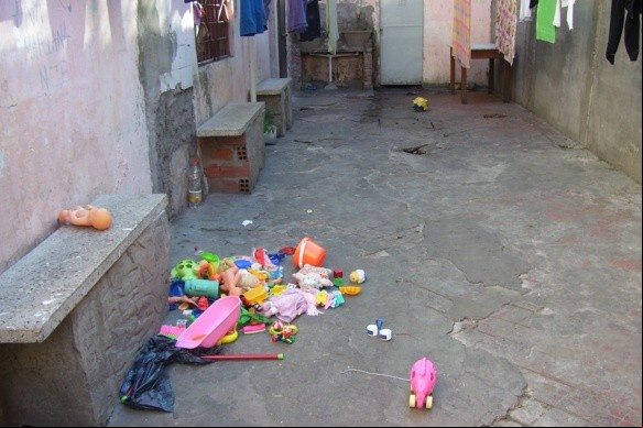 Juguetes de niños en el patio del pabellón de abajo. Juguetes de niños en el patio del pabellón de abajo.