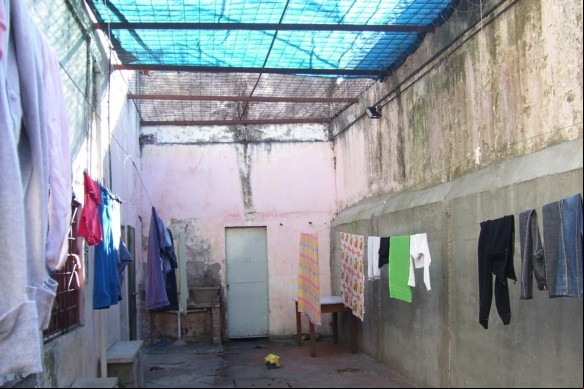 Patio del pabellón de abajo. Patio del pabellón de abajo.