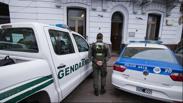 Gendarmería allanó este lunes la comisaría 7ª, donde detuvieron al joven de Florencio Varela. Gendarmería allanó este lunes la comisaría 7ª, donde detuvieron al joven de Florencio Varela.