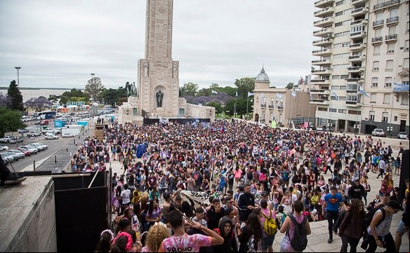 ElMonumento repleto de estudiantes este viernes por la mañana. (Alan Monzón/Rosario3.com) ElMonumento repleto de estudiantes este viernes por la mañana. (Alan Monzón/Rosario3.com)