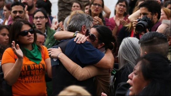 El abrazo a Alberto Perassi tras escuchar el fallo. (Alan Monzón/Rosario3.com) El abrazo a Alberto Perassi tras escuchar el fallo. (Alan Monzón/Rosario3.com)