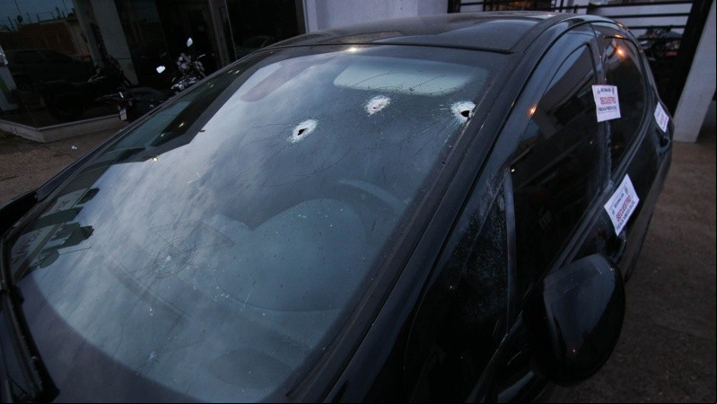 Así quedó el vehículo de la víctima tras el ataque. (Alan Monzón/Rosario3)
