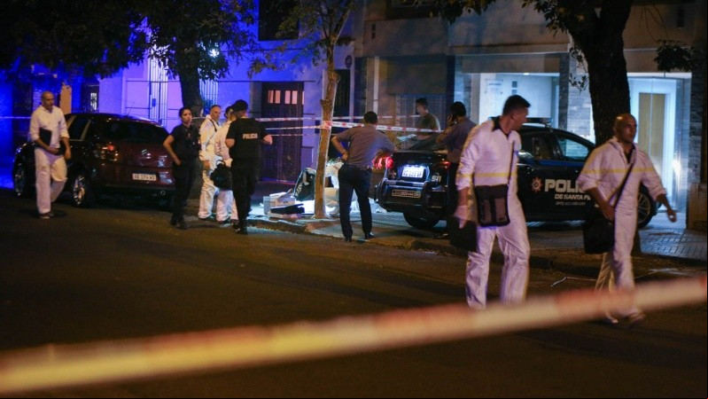 La policía trabajó en el lugar del crimen con poca luz por un corte de energía eléctrica en la zona. (Alan Monzón/Rosario3)