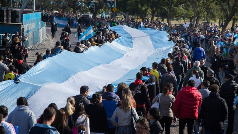Desfile con la bandera más larga del Mundo (Alan Monzón). Desfile con la bandera más larga del Mundo (Alan Monzón).