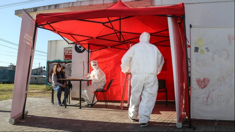 Este martes se realizan testeos en el barrio Casiano Casas de zona norte. (Alan Monzón/Rosario3) Este martes se realizan testeos en el barrio Casiano Casas de zona norte. (Alan Monzón/Rosario3)