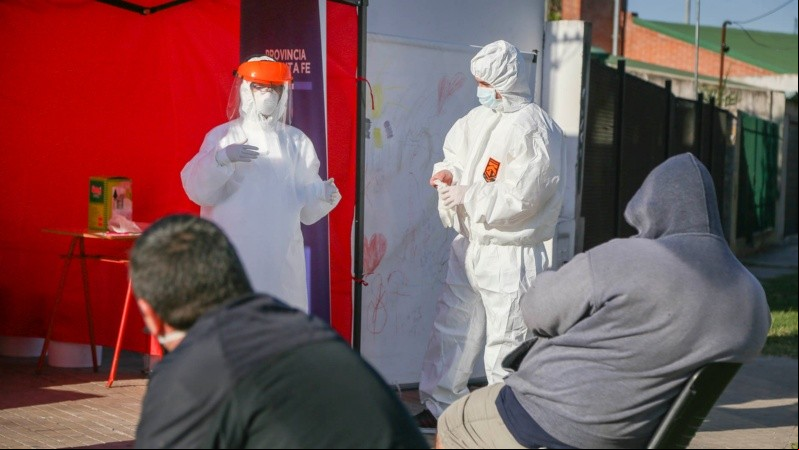 Las personas que presentan síntomas se les realiza el testeo. (Alan Monzón/Rosario3) Las personas que presentan síntomas se les realiza el testeo. (Alan Monzón/Rosario3)