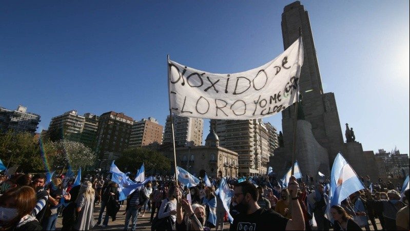 Una de las banderas en apoyo al consumo del dióxido de cloro. Foto: Alan Monzón/Rosario3 Una de las banderas en apoyo al consumo del dióxido de cloro. Foto: Alan Monzón/Rosario3
