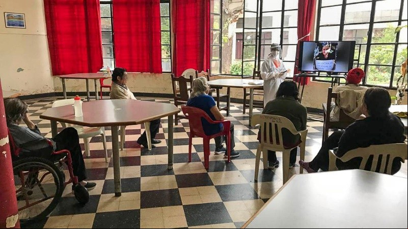 El 'televisor itinerante' en una de las salas del geriátrico provincial. El 'televisor itinerante' en una de las salas del geriátrico provincial.