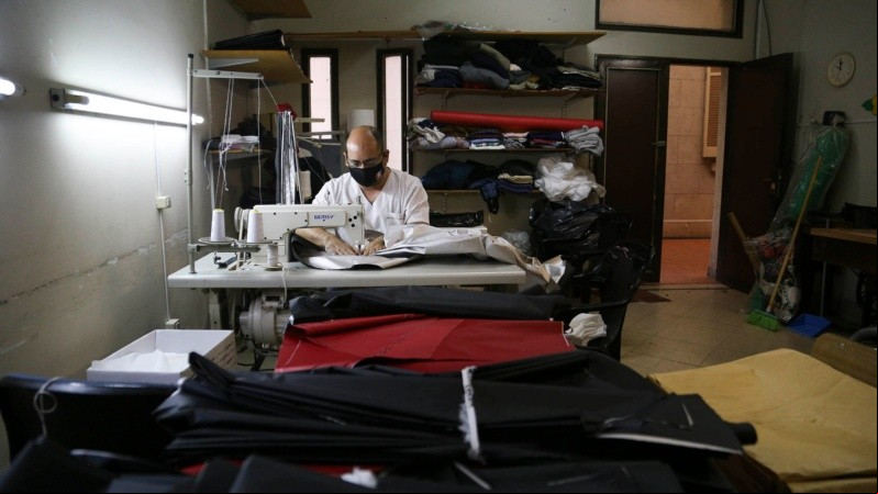 La sala donde se fabrican equipos de bioseguridad para el personal. (Alan Monzón/Rosario3) La sala donde se fabrican equipos de bioseguridad para el personal. (Alan Monzón/Rosario3)