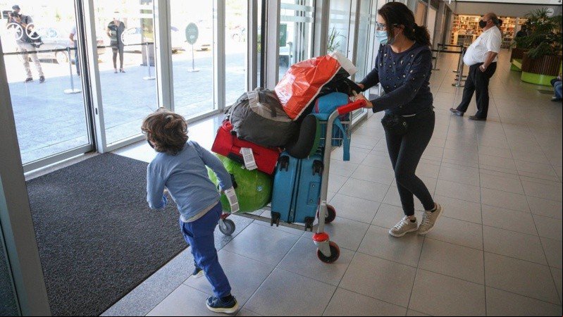 La mujer y su hijo en el aeropuerto de Rosario. (Alan Monzón/Rosario3) La mujer y su hijo en el aeropuerto de Rosario. (Alan Monzón/Rosario3)