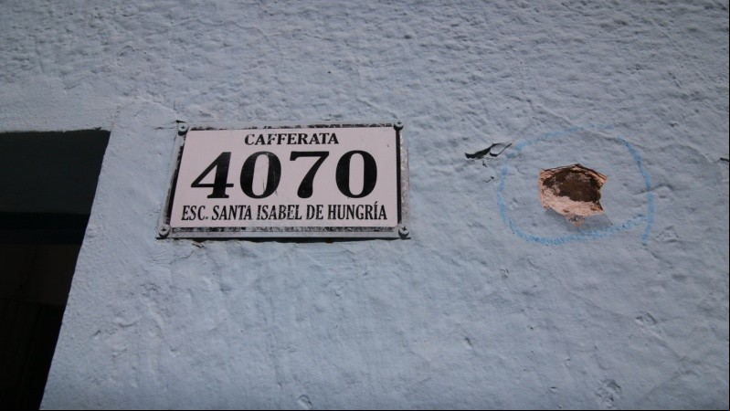 Una de las marcas por el impacto de las balas en la fachada de la escuela. (Foto: Alan Monzón/Rosario3)