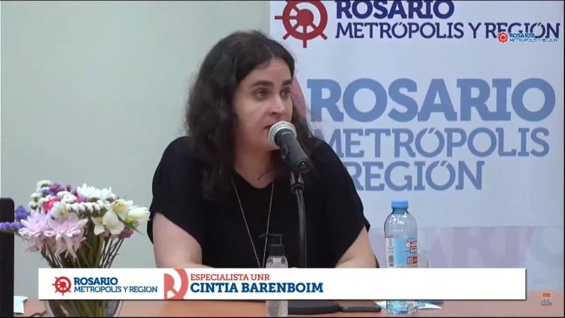 La especialista Cintia Barenboim disertó en el seminario 'Rosario, Metrópolis y Región' que organizó el senador Marcelo Lewandosky con asistencia técnica del IDR. La especialista Cintia Barenboim disertó en el seminario 'Rosario, Metrópolis y Región' que organizó el senador Marcelo Lewandosky con asistencia técnica del IDR.