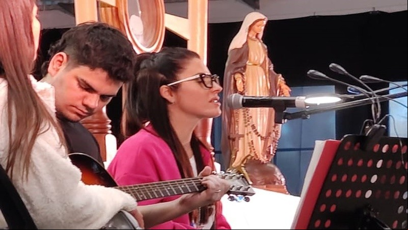 Leda canta y ora cada semana antes de dar su bendición. Leda canta y ora cada semana antes de dar su bendición.